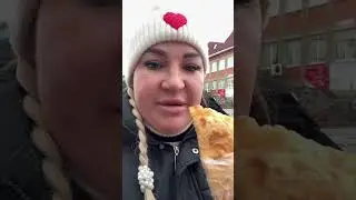 Яся їсть 