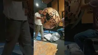 La Galleria BPER | installazione dell'opera Costellation Globe di Pietro Ruffo