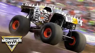 Флип на грузовике Max-D Monster Truck из фильма &laquo;Путь разрушения&raquo; на стадионе MetLife | Monster Jam