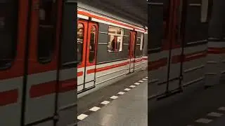 Metro 81-71M ve stanici L&aacute;dv&iacute; při oslavě 50 let pražsk&eacute;ho metra #shorts #metro #8171m #ladvi #praha
