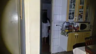 INACREDIT&Aacute;VEL MENINA DE BRANCO ATERRORIZA MINHA CASA ASSUSTANDO MINHA M&Atilde;E