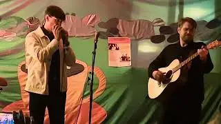 Filip Jers (munspel) och Emil Ernebro (gitarr)