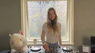Just a chill girl mix (deepest house)