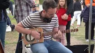 Dog Bowl Resonator Guitar de Mundo Caoba en Bioferia 2023
