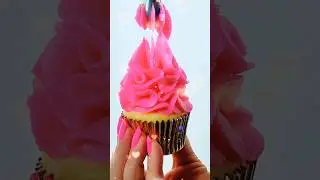 Simple & Fun Russian Ball piping tips 💓 #piping #cupcakes #buttercream #bakefromscratch #reels