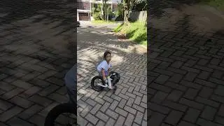 adek sakhi pura-pura jatuh karna ditinggalin papa & kk jalan duluan 😂😂