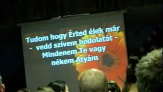Kit&aacute;rom sz&iacute;vem ajtaj&aacute;t