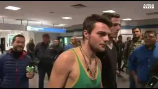 Rientrati i due ragazzi arrestati in Thailandia per aver strappato bandiere