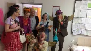 Weihnachtsbesuch der Roten Nasen beim Gesch&auml;ftsf&uuml;hrer der GGZ Hartinger