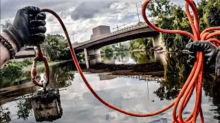 Они предупреждали нас, чтобы мы больше не бросали здесь наши гигантские магниты! Теперь мы знаем,...