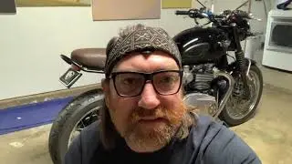 QUICK FIX - British Customs Slammer Seat with a MOTONE grab rail on a 2018 TRIUMPH BONNEVILLE T120