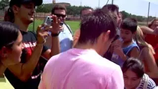 David Villa firmando(24 Agosto 2006)