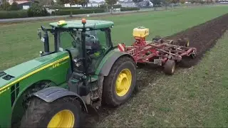 John Deere 8345R bei der Bodenbearbeitung 