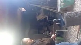 Lupanje knjigu nadnica.