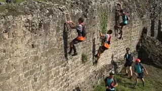 raid des chauss&eacute;es 2015 arriv&eacute;e au ch&acirc;teau de Tiffauges