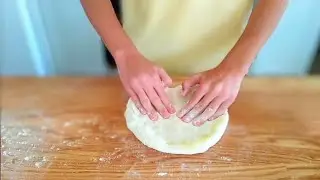🍕How to stretch Neapolitan pizza dough USING A (PROFESSIONAL ITALIAN METHOD)