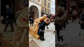 Gold Statue kiss a lady in public #performer #cosplay #art