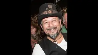 Angelo Giangreco als S&auml;nger und Songwriter mit der Band iRAGAZZi bei einer Weihnachtsfeier (2011)