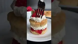 KETO STRAWBERRY SHORTCAKE 🍓🍰 - Keto Dessert Recipes 😋 #keto #shorts