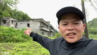 重慶山上一棟棟荒廢的民房，不知什麼原因，村民不知去向