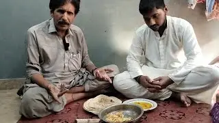 Dopahar ka khana ande fry aalu aur roti ke sath | ustad eating 