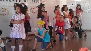 Apresentação da grande família na escola Municipal professora Delisabete Martins Doles