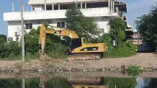 Excavator CAT 322C working