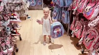 Maya is shopping at the mall/Майя на шопинге в торговом центре
