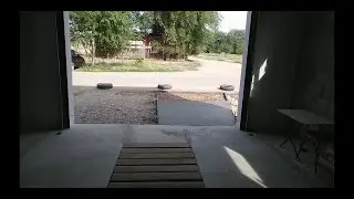 Заливаю бетоном подъезд к гаражу.
