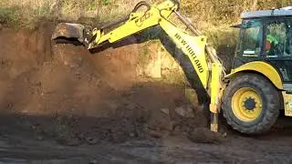 Tracto New Holland b 110 c .Décompactage terre végétale pour un chantier.