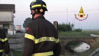 Vigili del fuoco al lavoro con le motopompe a Ravenna