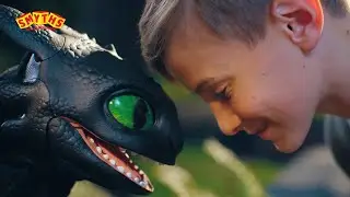 La marionnette int&eacute;ractive de Krokmou t'attend chez Smyths Toys