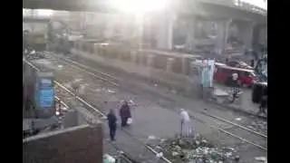 كارثة مزلقان الكوبرى الجديد بالزقازيق .. بدون عامل مزلقان او حواجز .. www.zagazig-tv.com