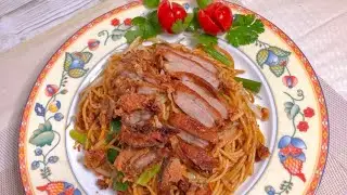 Gebackene Ente knusprig mit gebratene Nudeln. 脆鸭肉炒面