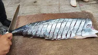 Lion fish cut in Bushehr fish market.برش ماهی دربازار