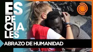 El conmovedor abrazo entre un migrante africano y una voluntaria de la Cruz Roja en Ceuta, España