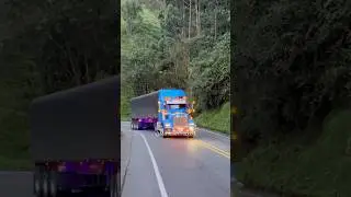 Kenworth T800 Aerocab climbing to Alto de Letras ⛰️🚛. #manizales #trailer