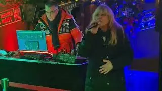 DJ Werner Brosda & Wally in der Almstube Steeler Weihnachtsmarkt