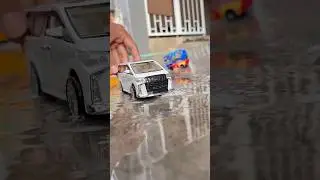 Toyota alphard mainan terjang banjir #diecast #alphard #mobilmobilan #toycar