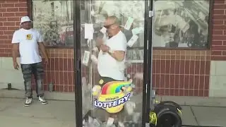 Игроки лотереи Powerball в Иллинойсе выстраиваются в очередь, чтобы получить билет перед розыгрышем джекпота