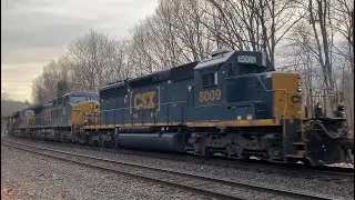 CSX M426 screams uphill at CP60 in notch 8 with SD40 #8009 trailing 4th