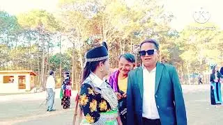 Kwv txhiaj nkauj nraug nyob kev deb