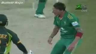 Dale Steyn giggles at Hafeez after taking his wicket 12th time