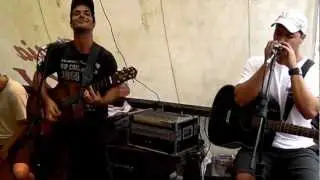 Bezerros Bizarros tocando Blue Sky Mine