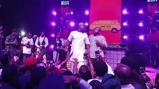Adekunle gold handed mic to a fan at the Fuji street carnival 