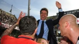 Mister Carlo Perrone portato in trionfo dopo la promozione del Salerno Calcio in Lega Pro 06/05/2012