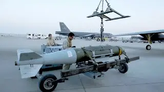 Загрузка высокоточных бомб JDAM на стратегический бомбардировщик B-52 в ходе операции с высокими ...