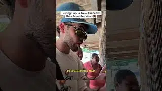 Покупка напитков для местных жителей в Папуа-Новой Гвинее 🇵🇬