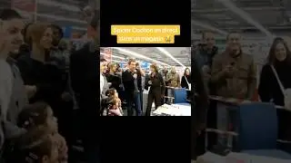 Homer Simpson et sa femme font une blague dans un magasin