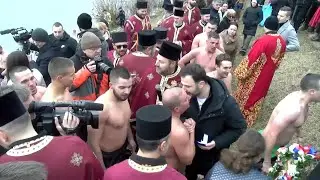 Vanja Rađenović prvi doplivao do Časnog krsta u Prijedoru 19. 01. 2026.